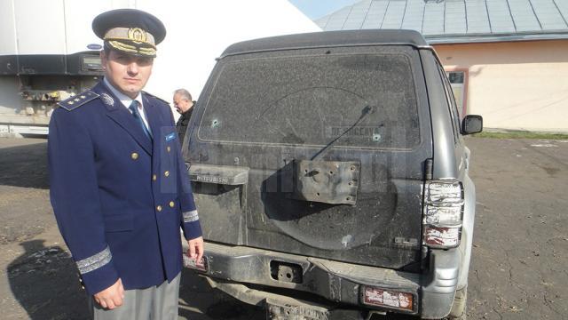 Comisarul-şef Ilie Poroch Seriţan şi masina în care se afla şoferul împuşcat