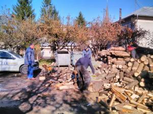 Poliţiştii din Câmpulung Moldovenesc muncesc de zor în aceste zile la tăiat şi depozitat lemne