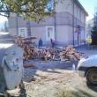 Poliţiştii din Câmpulung Moldovenesc muncesc de zor în aceste zile la tăiat şi depozitat lemne