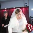Cu buchetul de mireasa într-o mână şi cu buletinul de vot în cealaltă, Doina Cerlinca votează pentru prima dată în ziua nunţii ei