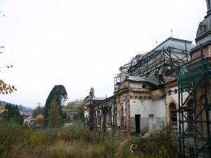 Lăsat în paragină din 2001 şi ajuns într-o stare avansată de degradare, Cazinoul din Vatra Dornei are o mare şansă de a fi reabilitat