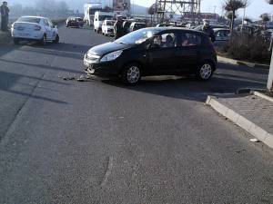 Două autoturisme au intrat în coliziune după ce unul dintre şoferi nu a acordat prioritate, la ieşirea din parcarea centrului comercial Iulius Mall Suceava. Foto: Boghean Elisei
