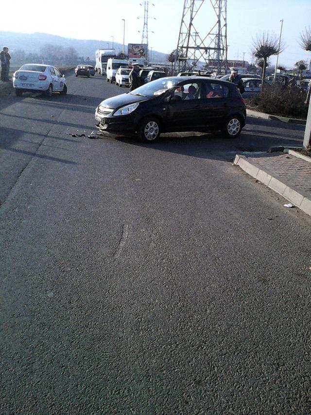 Două autoturisme au intrat în coliziune după ce unul dintre şoferi nu a acordat prioritate, la ieşirea din parcarea centrului comercial Iulius Mall Suceava. Foto: Boghean Elisei