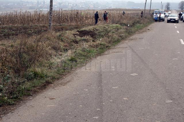 Maşina a rulat necontrolat şi a părăsit carosabilul prin stânga, trecând prin lanul de porumb şi răsturnându-se de mai multe ori pe ogorul vecin