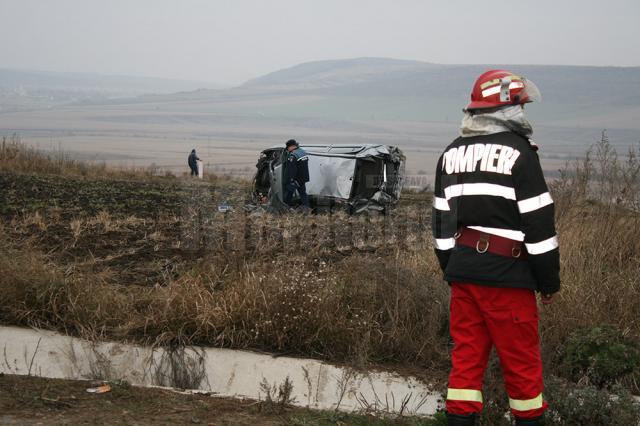 Autoturismul s-a răsturnat de mai multe ori şi a ajuns la aproximativ 20 de metri de carosabil