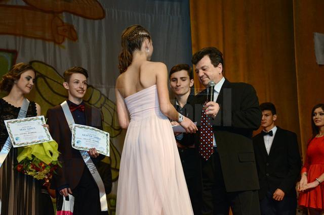 Directorul colegiului, Virginel Iordache, a înmânat marele premiu, de Miss Boboc