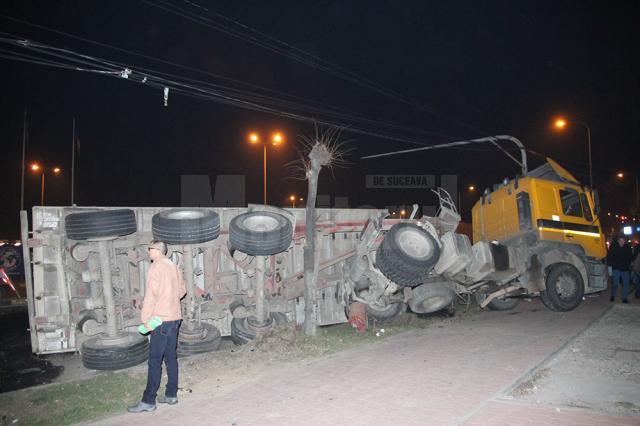 Un autotren condus de un şofer beat s-a răsturnat pe artera principală a Sucevei