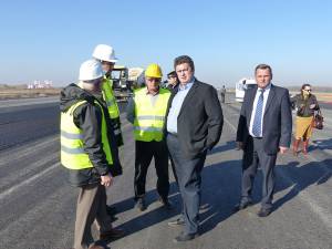 Nechifor a verificat ieri stadiul lucrărilor de asfaltare la pista aeroportului