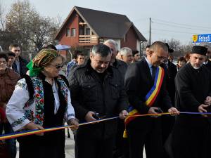 Deputatul PDL Ioan Balan şi primarul comunei Adâncata, Viorel Cucu, au tăiat panglica inaugurală a drumului Adâncata-Fetești