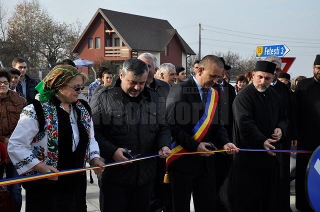 Deputatul PDL Ioan Balan şi primarul comunei Adâncata, Viorel Cucu, au tăiat panglica inaugurală a drumului Adâncata-Fetești