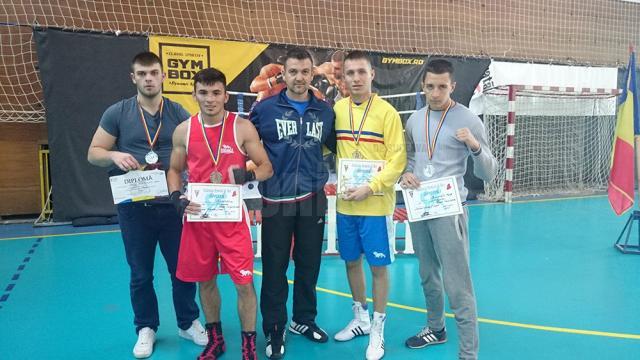 Antrenorul Andu Vornicu, alături de pugiliştii medaliaţi la Naţionalele de la Iaşi