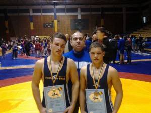 Valerică Gherasim împreună cu cei doi medaliaţi în concursul de la Târgovişte