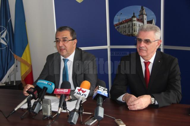 Prefectul de Suceava, Florin Sinescu, şi consulul general al Ucrainei la Suceava, Excelenţa Sa Vasyl Boiechko