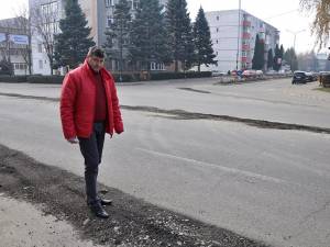 Primarul din Fălticeni, Cătălin Coman, a anunţat că de luni au început lucrările de modernizare a străzii Sucevei din acest municipiu