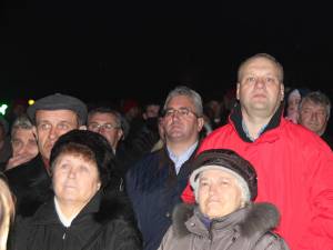 Senatorul Ovidiu Donţu şi primarul Ion Lungu au urmărit spectacolul amestecaţi în mulţime
