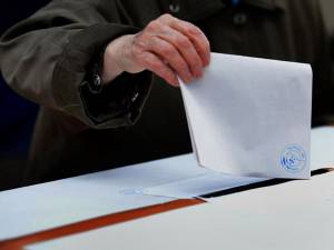 Fiecare însoţitor al unei persoane cu handicap mintal are acces legal la încă un vot. Foto: cotidianul.ro