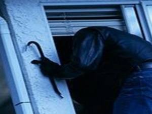 Hoţii urmăresc după lăsarea întunericului apartamentele unde nu se aprinde nici o lumină, după care forțează geamurile termopan