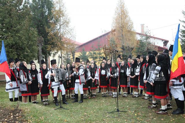 Liceul Tehnologic „Ion Nistor” a sărbătorit 50 de ani de învățământ liceal la Vicovu de Sus