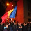 După ce Victor Ponta şi-a recunoscut înfrângerea, anunţând că l-a felicitat pe Klaus Iohannis pentru victorie, câţiva zeci de membri ai PNL şi PDL Suceava şi-au manifestat bucuria fluturând steaguri ale României