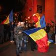 După ce Victor Ponta şi-a recunoscut înfrângerea, anunţând că l-a felicitat pe Klaus Iohannis pentru victorie, câţiva zeci de membri ai PNL şi PDL Suceava şi-au manifestat bucuria fluturând steaguri ale României