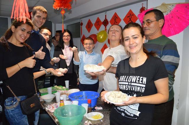 Câteva zeci de studenţi ai Universităţii „Ştefan cel Mare” Suceava au luat lecţii de gastronomie chinezească