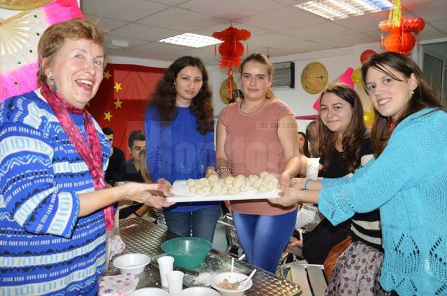Câteva zeci de studenţi ai Universităţii „Ştefan cel Mare” Suceava au luat lecţii de gastronomie chinezească