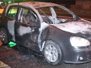 Un autoturism VW a luat foc, duminică noapte, în centrul municipiului Suceava