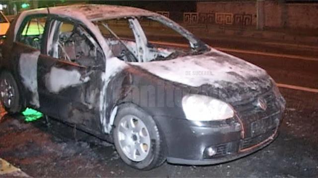 Un autoturism VW a luat foc, duminică noapte, în centrul municipiului Suceava