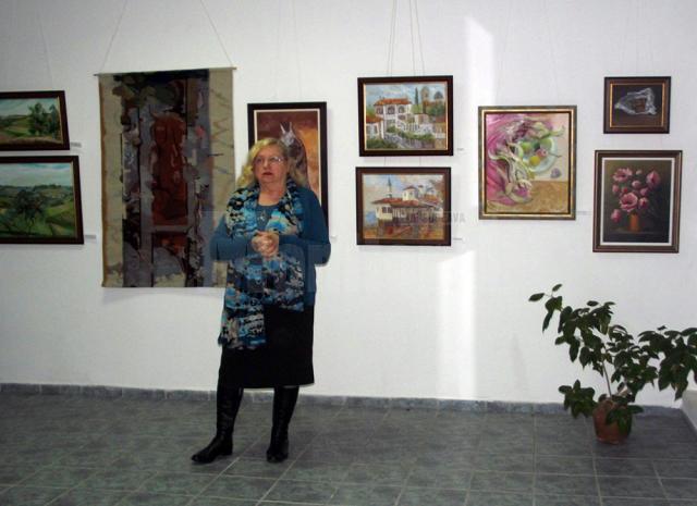 Artista plastică Lucia Puşcaşu prezentând expoziţia