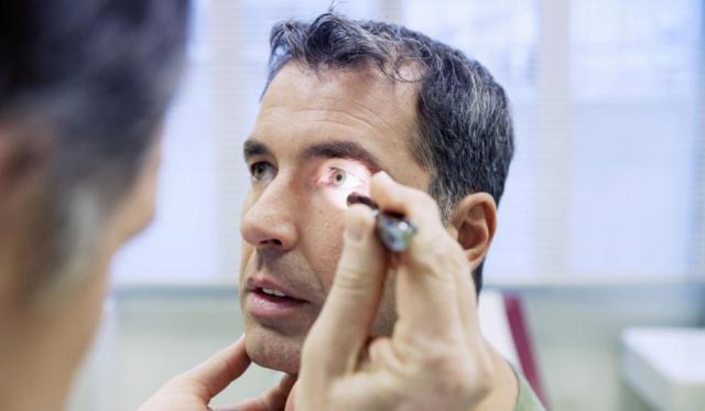 Se crede că, până în anul 2020, aproximativ 200 de milioane de oameni vor fi afectaţi de degenerarea maculară, care provoacă pierderea vederii.  Foto: Shutterstock.com