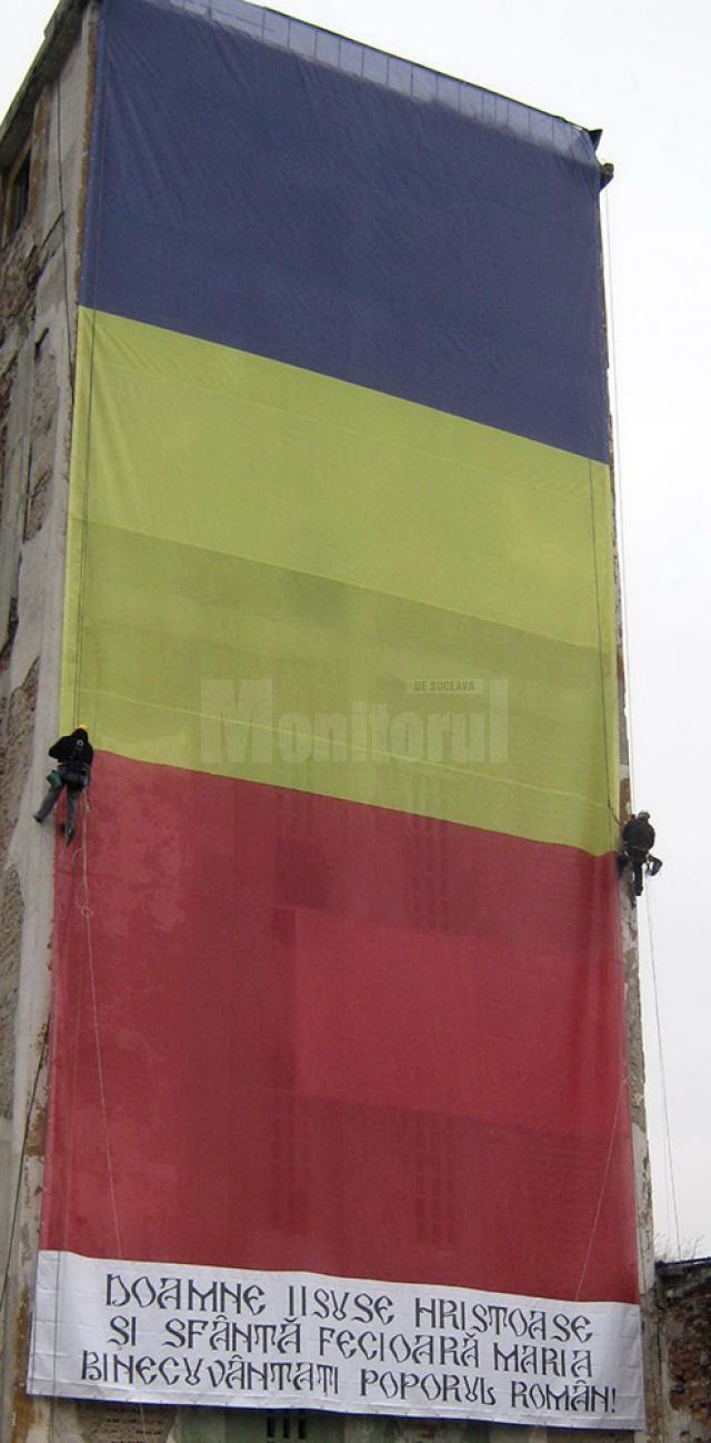 Steagul a fost montat de alpinişti, fiind un dar al Asociaţiei “Fălticeni Cultural” pentru fălticeneni şi pentru poporul român
