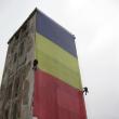 Steagul a fost montat de alpinişti, fiind un dar al Asociaţiei “Fălticeni Cultural” pentru fălticeneni şi pentru poporul român