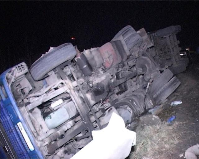 Un camion încărcat cu  porumb s-a răsturnat lângă iazul de la intrarea în Fălticeni