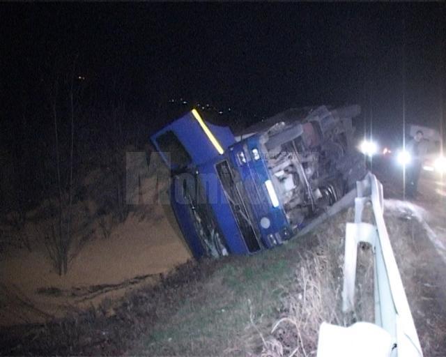 Un camion încărcat cu  porumb s-a răsturnat lângă iazul de la intrarea în Fălticeni