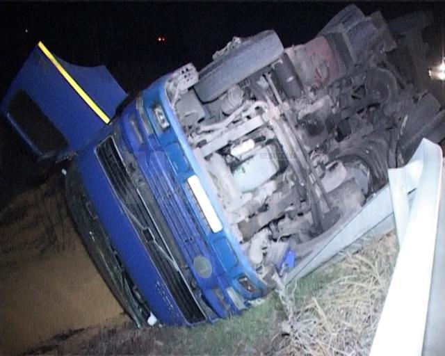 Un camion încărcat cu  porumb s-a răsturnat lângă iazul de la intrarea în Fălticeni