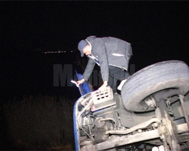 Un camion încărcat cu  porumb s-a răsturnat lângă iazul de la intrarea în Fălticeni