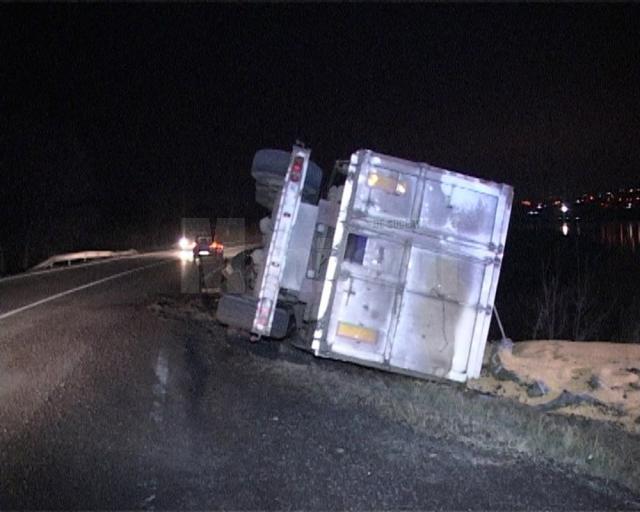 Un camion încărcat cu  porumb s-a răsturnat lângă iazul de la intrarea în Fălticeni