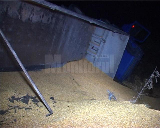 Un camion încărcat cu  porumb s-a răsturnat lângă iazul de la intrarea în Fălticeni