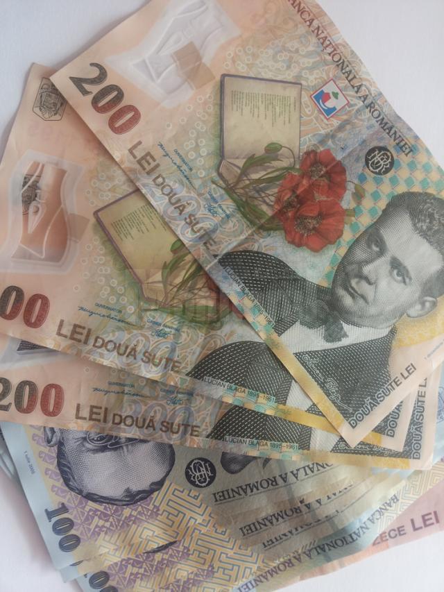 Femeia a pus în circulaţie bancnote de 200 de lei false