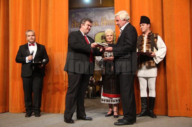 Şase actuali şi foşti membri ai Ansamblului „Ciprian Porumbescu” au primit titlul de „Cetăţean de onoare al judeţului Suceava”