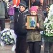 Scene sfâşietoare la înmormântarea mamei şi copilului morţi în incendiul de la Ciprian Porumbescu