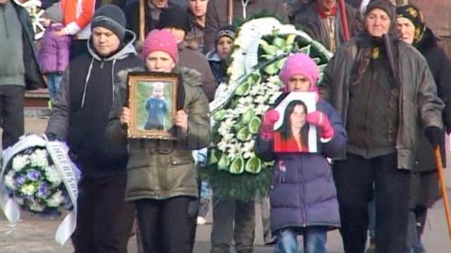 Scene sfâşietoare la înmormântarea mamei şi copilului morţi în incendiul de la Ciprian Porumbescu