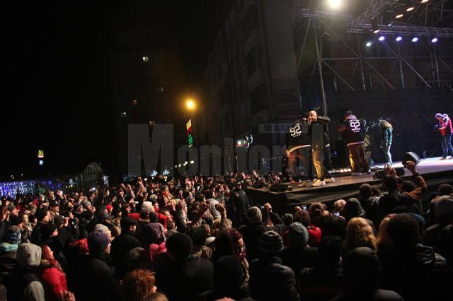 Mii de oameni au cântat şi au dansat în centrul Sucevei, de Ziua Naţională
