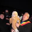 La fel ca şi anul trecut, Ion Lungu a aprins luminile în brad alături de nepoţelul său, Patrick