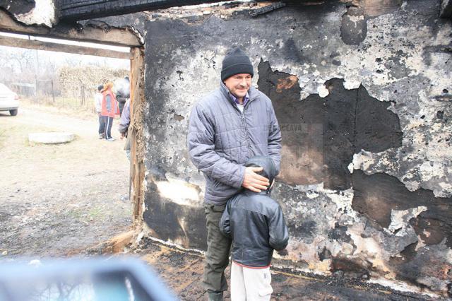Relu Baciu şi cei doi copii pe care îi are de crescut au rămas pe drumuri după ce un incendiu le-a mistuit casa şi i-a ucis pe soţia bărbatului şi pe băieţelul lor în vârstă de 3 ani