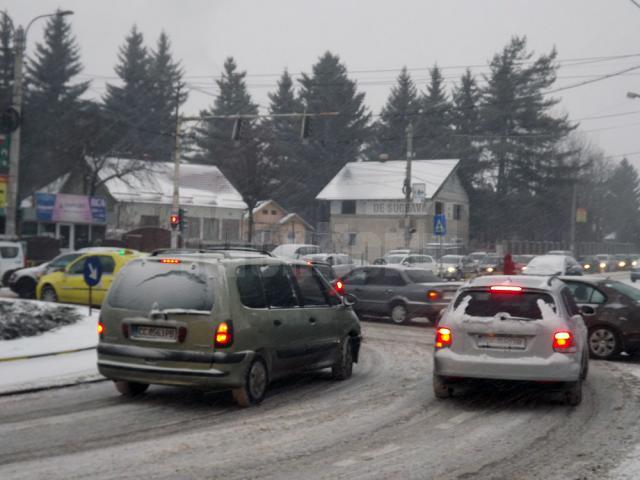 Sensul giratoriu de la Burdujeni, paralizat de numărul mare de maşini din trafic şi de închiderea străzii Gheorghe Doja