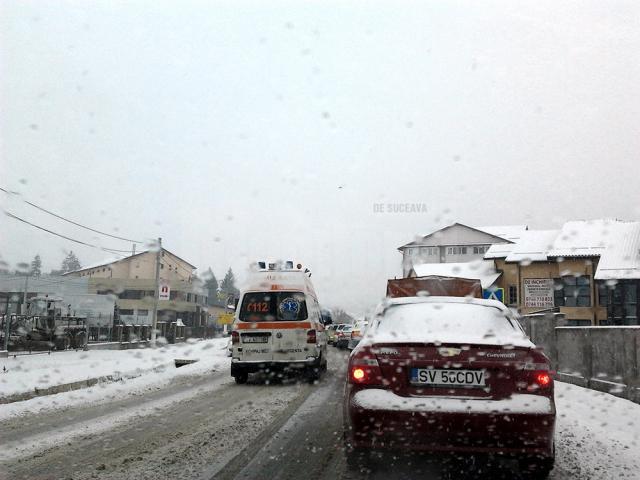 Blocarea urcării din Şcheia spre Suceava a dus la paralizarea traficului