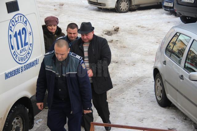 Primarul comunei Udeşti, Săvel Botezatu, şi casierul primăriei, Marinela Borza, au fost arestaţi preventiv