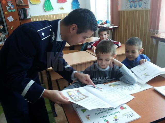 Poliţiştii le-au adus cărţi copiilor din Mihoveni, Şcheia şi Zvoriştea
