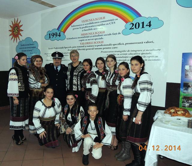 Cristian Spetcu - ISU Bucovina, Gabriela Juverdeanu, directoarea Şcolii profesionale speciale, împreună cu un grup de elevi ai scolii. Foto: Cristian Spetcu